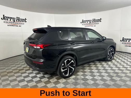 Black 2024 Mitsubishi Outlander SE