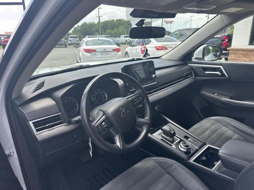 2022 Mitsubishi Outlander SE
