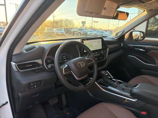 2025 Toyota Highlander Hybrid Limited 25th Edition