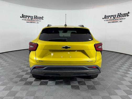 Nitro Yellow 2025 Chevrolet Trax ACTIV