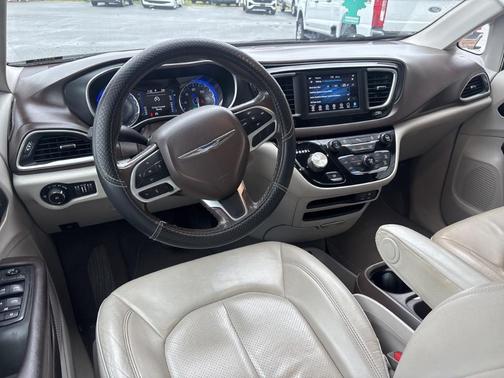 2020 Chrysler Pacifica Touring-L