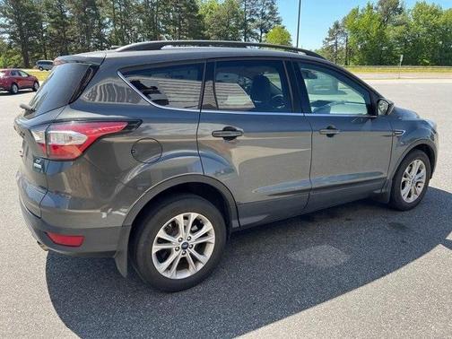 Photo 5 of 6 of 2018 Ford Escape SE