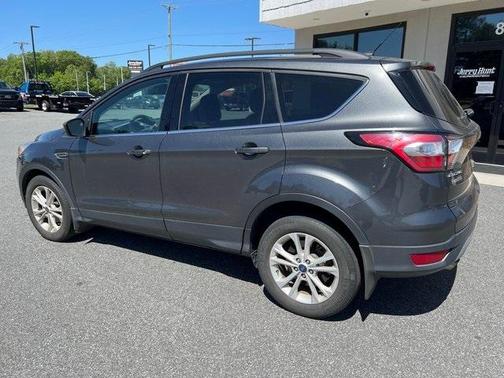 Photo 4 of 6 of 2018 Ford Escape SE
