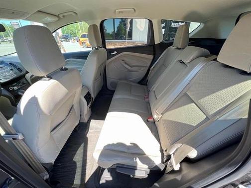 Photo 3 of 6 of 2018 Ford Escape SE