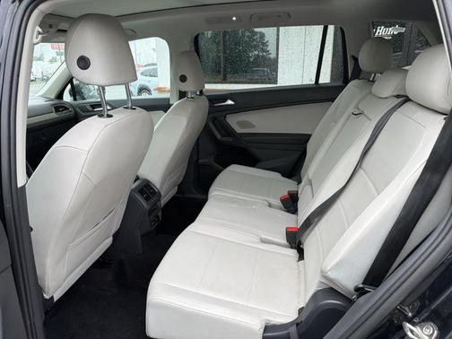 Deep Black Pearl Effect 2021 Volkswagen Tiguan 2.0T SEL