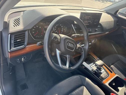 Glacier White Metallic 2023 Audi Q5 40 Premium