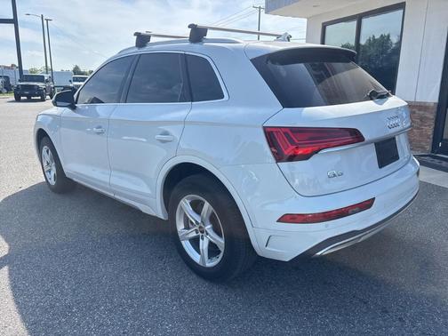 Glacier White Metallic 2023 Audi Q5 40 Premium
