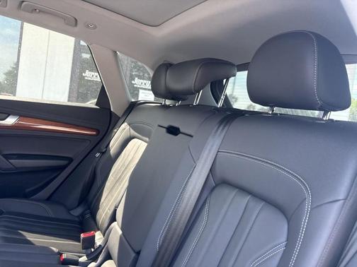 Glacier White Metallic 2023 Audi Q5 40 Premium