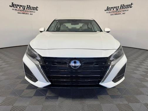 White 2023 Nissan Altima 2.5 SL