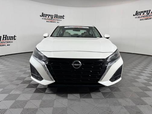 White 2023 Nissan Altima 2.5 SL
