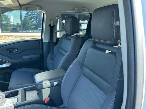 Glacier White 2022 Nissan Frontier SV