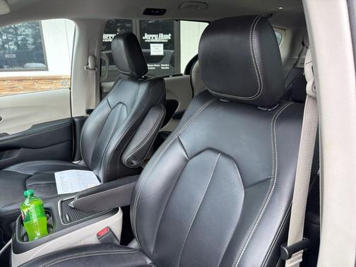 2023 Chrysler Pacifica Touring-L