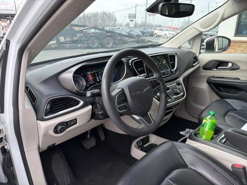 2023 Chrysler Pacifica Touring-L