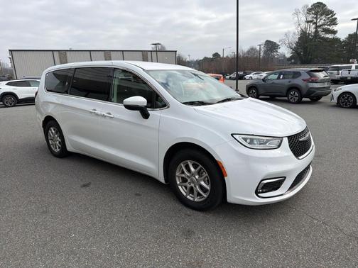 2023 Chrysler Pacifica Touring-L