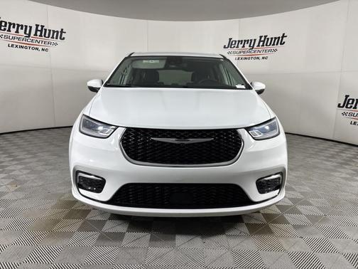 2023 Chrysler Pacifica Touring-L