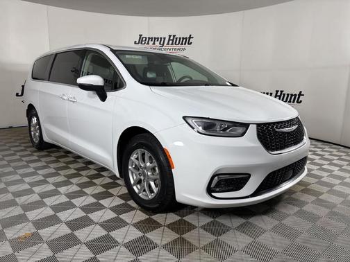 2023 Chrysler Pacifica Touring-L