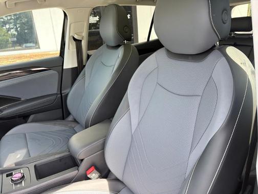 Deep Black Pearl Effect 2025 Volkswagen Tiguan 2.0T SE