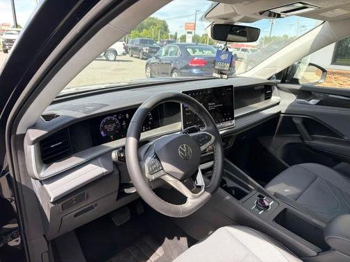 Deep Black Pearl Effect 2025 Volkswagen Tiguan 2.0T SE