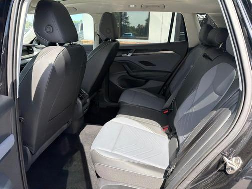 Deep Black Pearl Effect 2025 Volkswagen Tiguan 2.0T SE