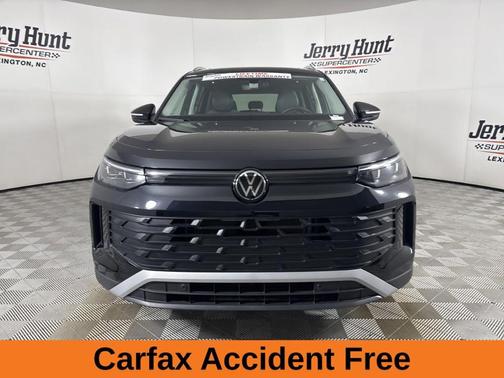 Deep Black Pearl Effect 2025 Volkswagen Tiguan 2.0T SE
