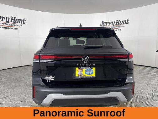 Deep Black Pearl Effect 2025 Volkswagen Tiguan 2.0T SE