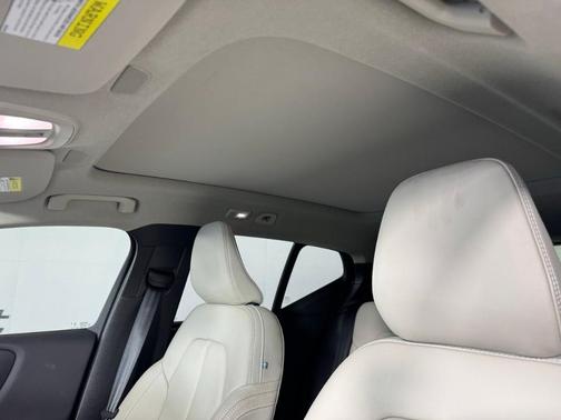 Crystal White 2023 Volvo XC40 B5 Plus Dark Theme