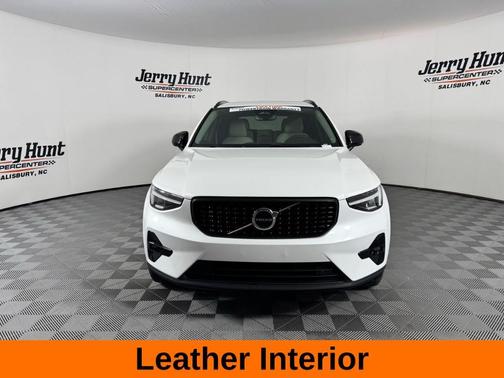 Crystal White 2023 Volvo XC40 B5 Plus Dark Theme