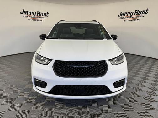 Bright White Clearcoat 2025 Chrysler Pacifica Limited