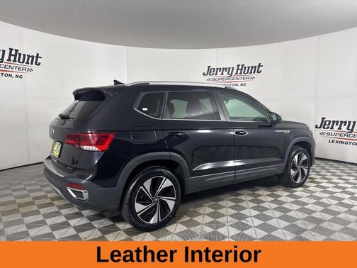 Deep Black Pearl Effect 2023 Volkswagen Taos 1.5T SE