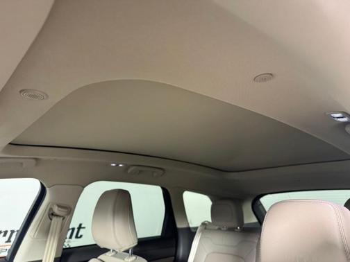 White Metallic 2022 Lincoln Corsair Standard