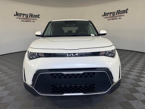 White 2025 Kia Soul LX