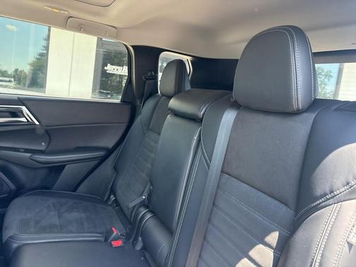 Black 2023 Mitsubishi Outlander SE