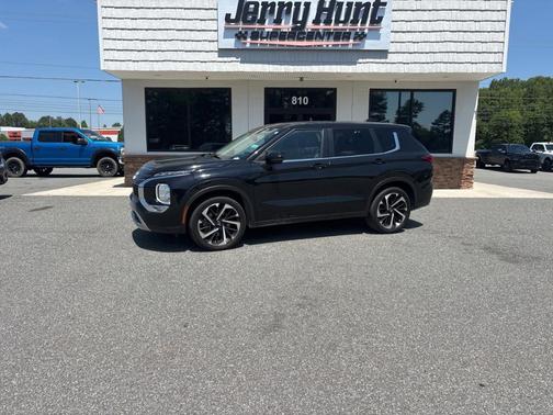 Black 2023 Mitsubishi Outlander SE