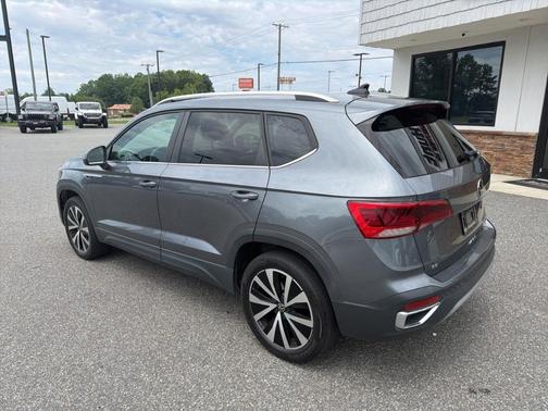 Platinum Gray Metallic 2022 Volkswagen Taos 1.5T SE