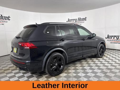 Deep Black Pearl Effect 2023 Volkswagen Tiguan 2.0T SE R-Line Black