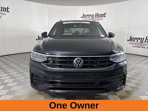 Deep Black Pearl Effect 2023 Volkswagen Tiguan 2.0T SE R-Line Black