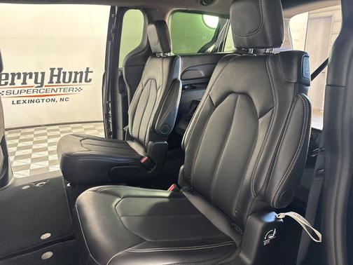 Diamond Black 2025 Chrysler Pacifica Select
