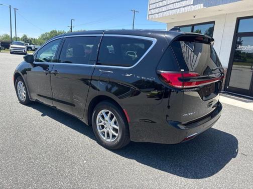 Diamond Black 2025 Chrysler Pacifica Select