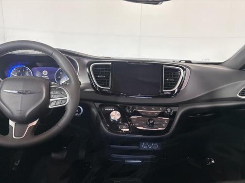 Diamond Black 2025 Chrysler Pacifica Select