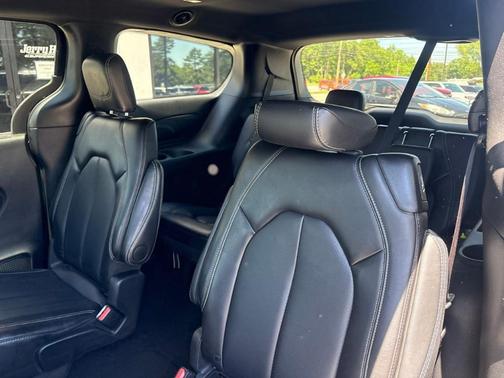 Diamond Black 2025 Chrysler Pacifica Select