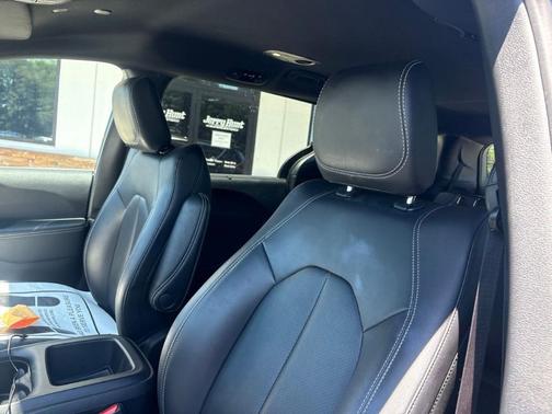 Diamond Black 2025 Chrysler Pacifica Select