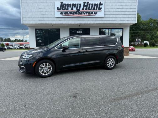 2023 Chrysler Pacifica Touring-L