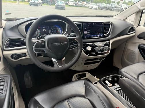 2023 Chrysler Pacifica Touring-L