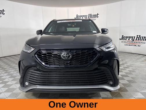 Midnight Black Metallic 2025 Toyota Highlander XSE