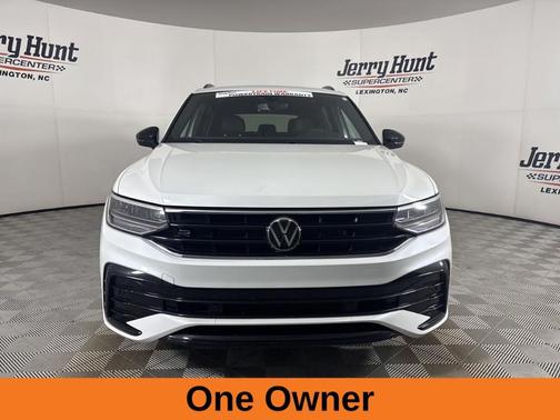 Opal White Pearl Effect 2023 Volkswagen Tiguan 2.0T SE R-Line Black
