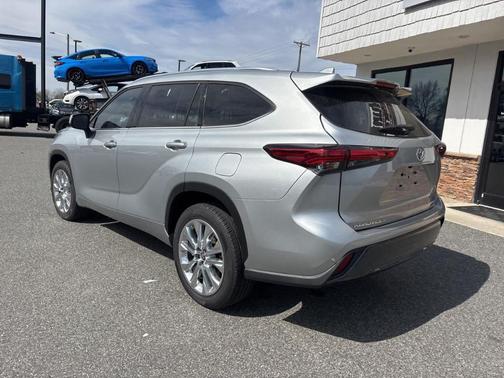 Silver 2023 Toyota Highlander L