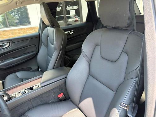 Crystal White 2023 Volvo XC60 B5 Plus Dark Theme