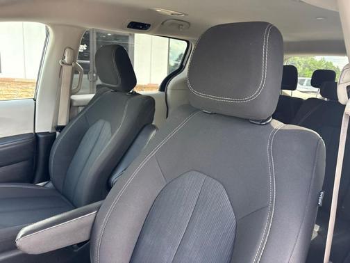 Bright White Clearcoat 2023 Chrysler Voyager LX