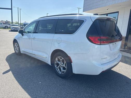 Bright White Clearcoat 2023 Chrysler Pacifica Limited