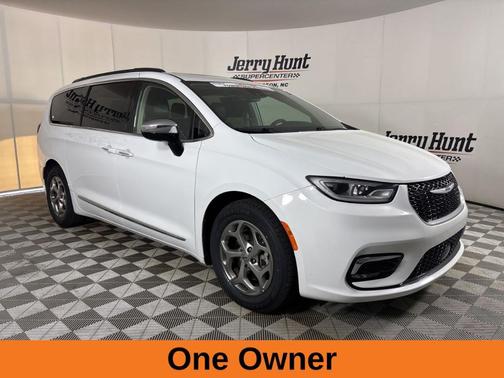 Bright White Clearcoat 2023 Chrysler Pacifica Limited